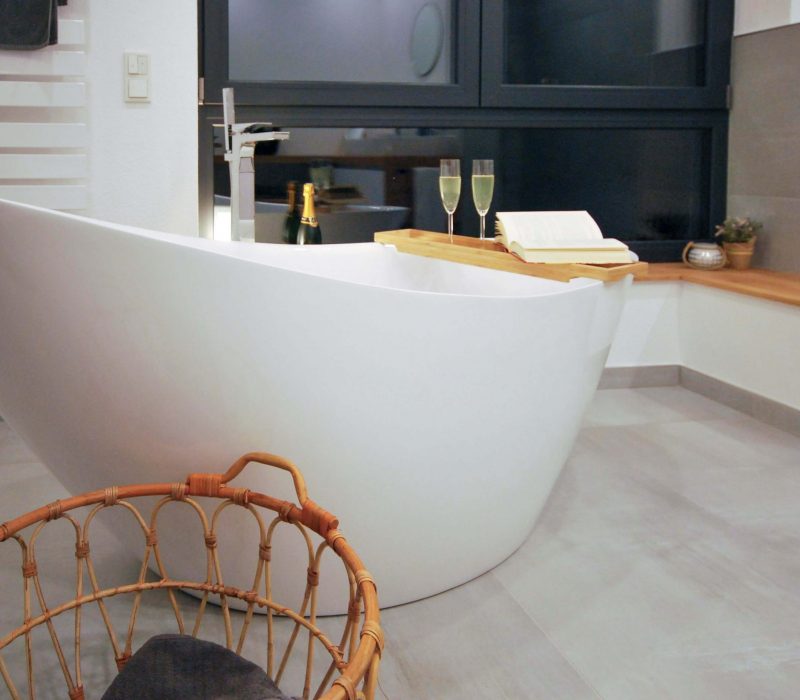 Modernes Badezimmer mit freistehender Badewanne im Raum Wadern 5